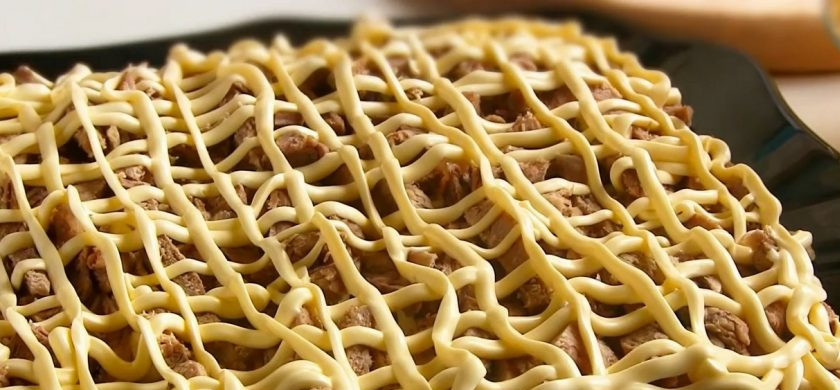 1. Этап. Салат Мужской каприз с мясом: 3. Сверху нарисуйте сеточку из майонеза. Затем выложите слой мяса и майонез, потом — яйца и майонез. В конце выложите сыр и украсьте салат зеленью или майонезом. Приятного аппетита!