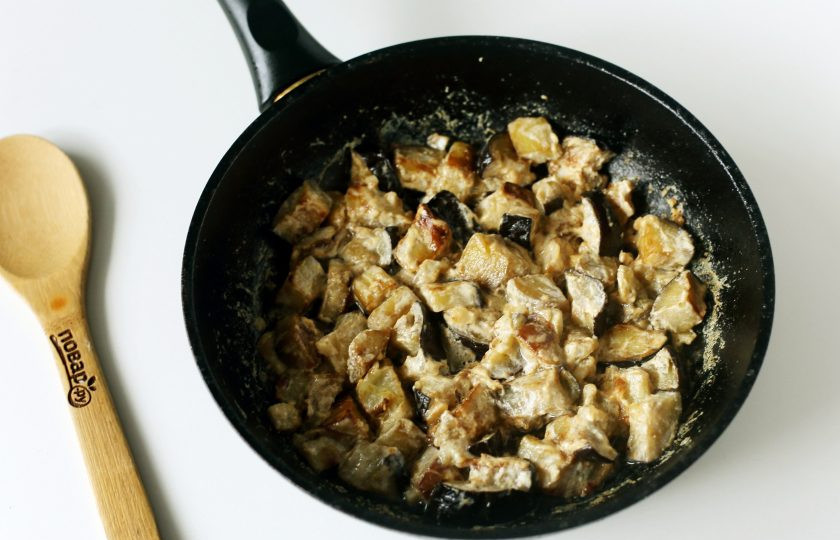 1. Этап. Тушеные баклажаны с чесноком: Тушеные баклажаны с чесноком готовы.