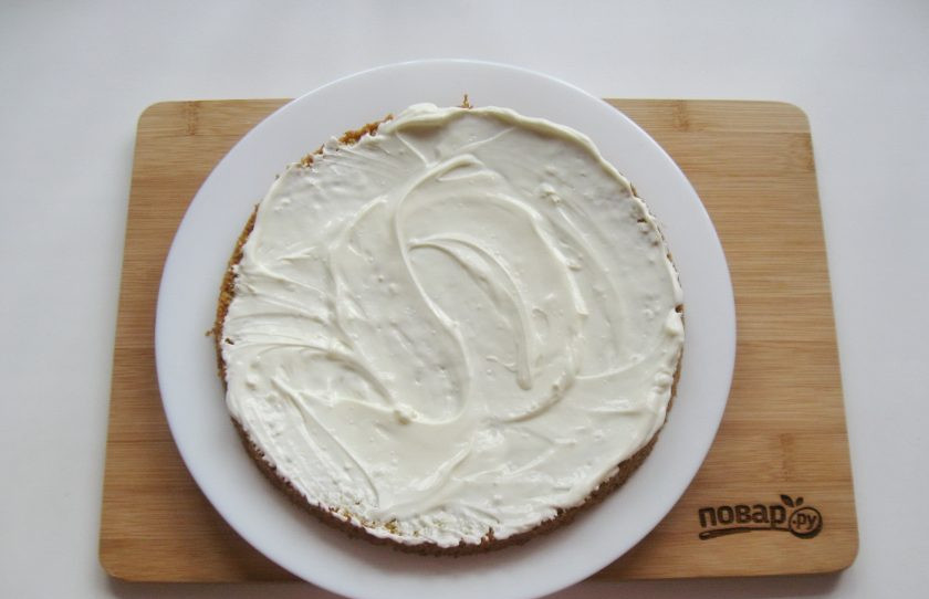 1. Этап. Торт Метелица: Остывший корж разрежьте на три части. Получится три коржа. Каждый смажьте кремом и посыпьте измельченными грецкими орехами, которые нужно предварительно поджарить на сковороде или прокалить в духовке.