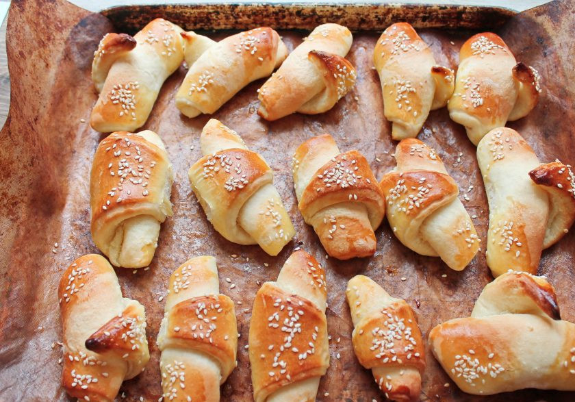 1. Этап. Рогалики в хлебопечке: Поставьте в горячую духовку и выпекайте в течение 25-30 минут до румяной корочки. После выпечку остудите.