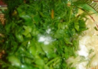 1. Этап. Хе из баклажанов: Зелень моем и мелко нарезаем. Добавляем измельченный чеснок и щепотку соли. Затем нужно помять, пусть пустит сок.