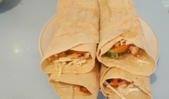 1. Этап. Домашняя шаурма с курицей в лаваше: Аккуратно заворачиваем лаваш и слегка обжариваем его на сухой сковороде с двух сторон. Приятного аппетита!