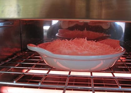 1. Этап. Сырные ньокки: Накройте форму фольгой, отправьте в разогретую до 150 градусов на 15 минут. Затем снимите фольгу и выставьте режим гриля на пару минут, чтобы получилась красивая корочка.