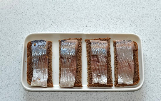 1. Этап. Селедка с апельсином: Выложите сельдь.