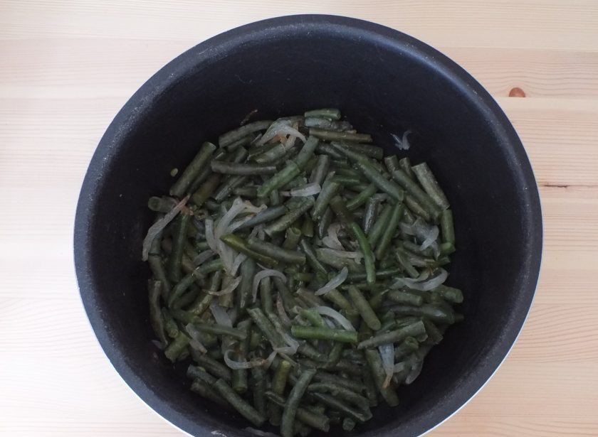 1. Этап. Стручковая фасоль в мультиварке: По истечении времени, добавьте к луку фасоль, соль, прованские травы. Перемешайте и готовьте на программе 