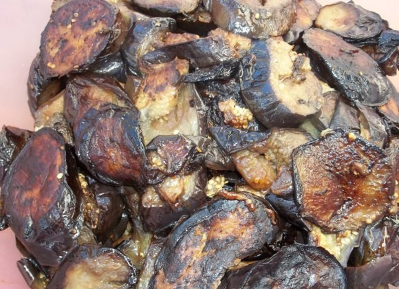 1. Этап. Баклажаны с гранатом: Обжаривайте баклажаны до готовности.