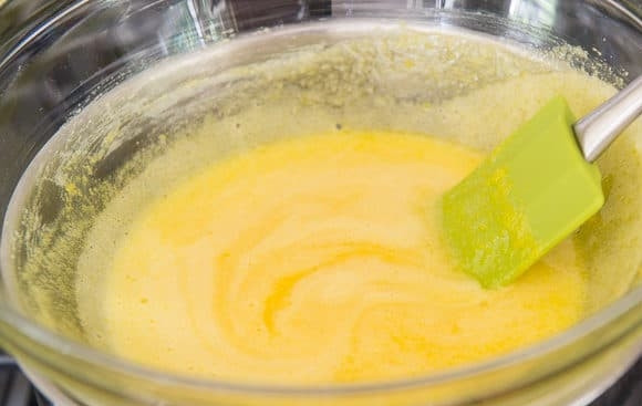 1. Этап. Семифредо: 2. Затем поставьте смесь на водяную баню. Добавьте немного кипящей воды. Нагревайте желтки с сахаром, не давая им кипеть. Постоянно мешайте массу в течение 6 минут на огне.