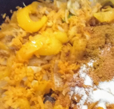 1. Этап. Чакалака: Добавить порошок карри, перец Чили, копчёную паприку, чайную ложку соли и готовить ещё минуты 2.