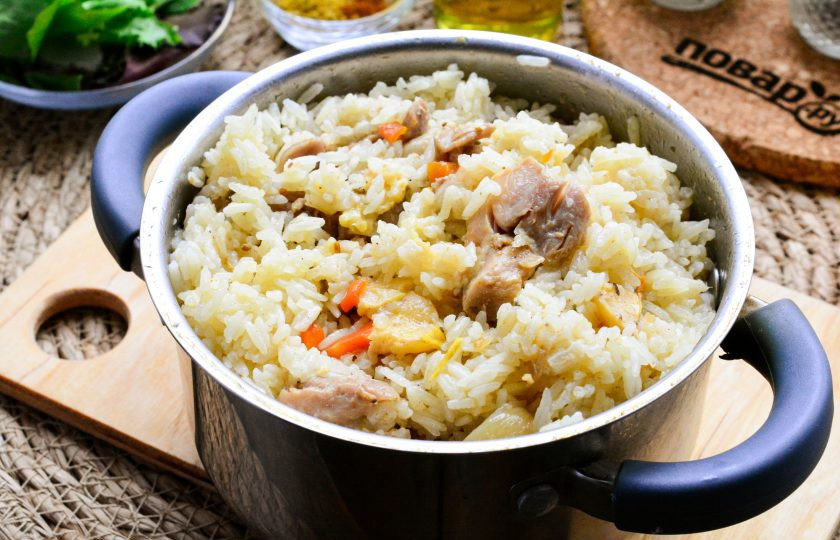 1. Этап. Плов с курицей и айвой: Готовьте плов под крышкой на медленном огне 20-25 минут. В самом конце все ингредиенты перемешайте. Блюдо готово.