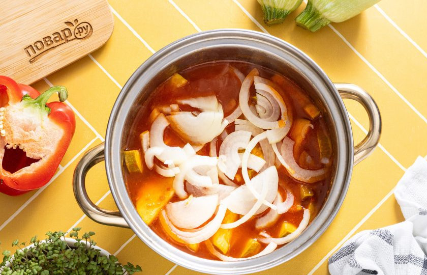 1. Этап. Лечо из кабачков без стерилизации: После добавьте репчатый лук, готовьте еще 10 минут.