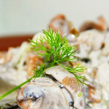 1. Этап. Салат из куриных желудков: Смешиваем огурцы, шампиньоны, желудки и лук. Солим, перчим, заправляем майонезом - и салат с куриными желудками готов!