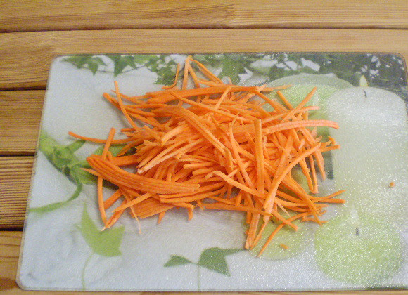 1. Этап. Картошка с морковью и луком: 2. Пока вода закипает, нужно подготовить овощи к жарке. Морковь натереть на крупной терке.