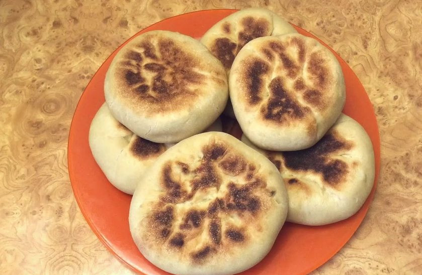 1. Этап. Картофельные лепешки на закваске: 7. Обжарьте лепешки под крышкой на сухой или смазанной растительным маслом сковороде. Приятного аппетита!