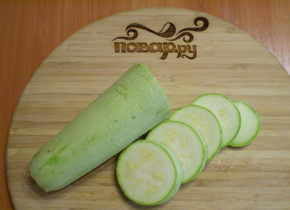 1. Этап. Кабачки жареные с яйцом: 3. Кабачок порежьте кружочками.