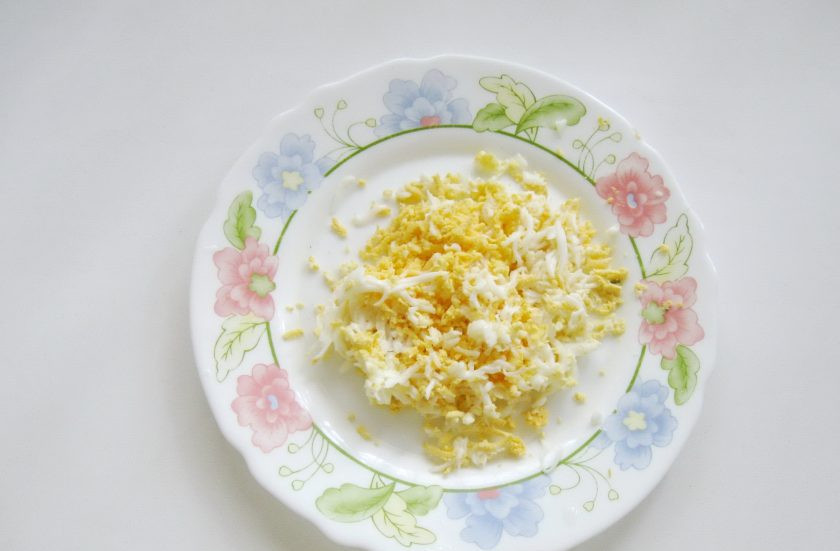 1. Этап. Салат с картофелем пай: Яйца сварите вкрутую, очистите и натрите на терке.