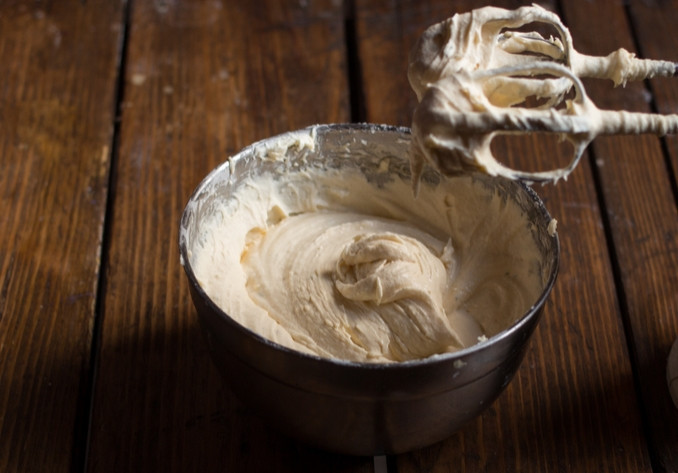 1. Этап. Фунтовый кекс: Добавляем размягченное сливочное масло, взбитые яйца, соль и тимьян. Взбиваем массу до белого цвета. В конце добавляем порезанный чернослив и орехи. Перемешиваем.