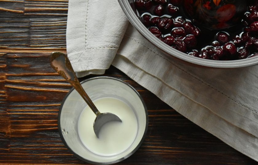 1. Этап. Штрудель с вишневой начинкой классический: Кукурузный крахмал размешайте в небольшом количестве воды и добавьте в кипящую вишневую смесь.