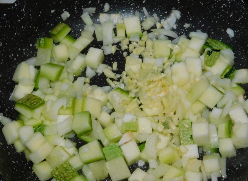 1. Этап. Кабачки с грибами в омлете: Кабачки нарежьте кубиками, обжарьте с луком и чесноком.