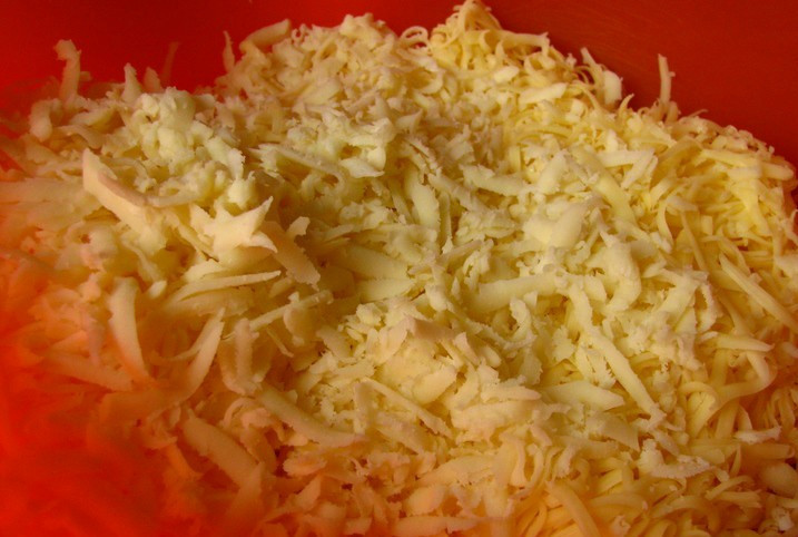 1. Этап. Ачма из лаваша в духовке: Для начинки, прежде всего, нам следует натереть сыр на крупной терке.