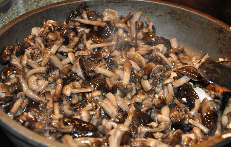 1. Этап. Суп-пюре из опят: 5. Готовые опята добавляем в сковороду к луку, тщательно перемешиваем и тушим минут 20.