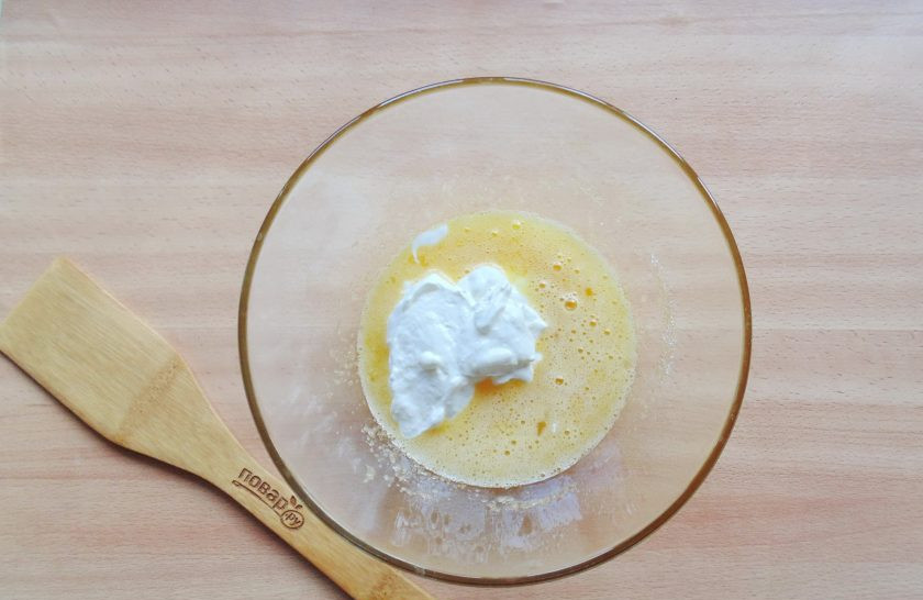 1. Этап. Простой ягодный пирог: Добавьте сметану.