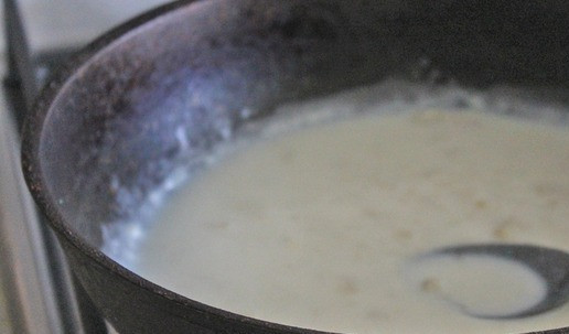 1. Этап. Яйца в сырном соусе: Влить в сковороду с мукой порциями холодное молоко, перемешивая, чтоб не образовывалось комочков.