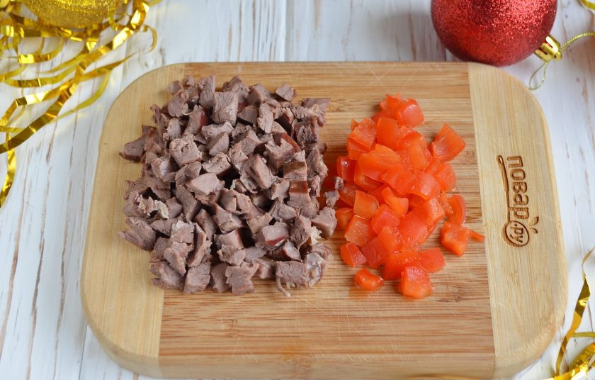 1. Этап. Салат Собачье сердце: Порежьте небольшими кубиками паприку (болгарский перец) и сердце.