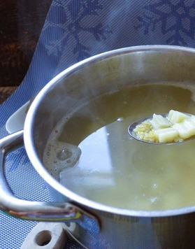 1. Этап. Рассольник с тунцом и булгуром: Вскипятить 1 л. воды. Добавить промытый булгур, варить 5 минут. Добавить кубики картофеля.