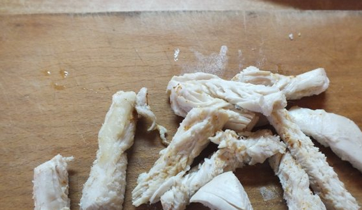 1. Этап. Cалат деревенский с курицей: 2. Капусту рвем руками, филе режем соломкой, солим по вкусу и обрызгиваем маслом.