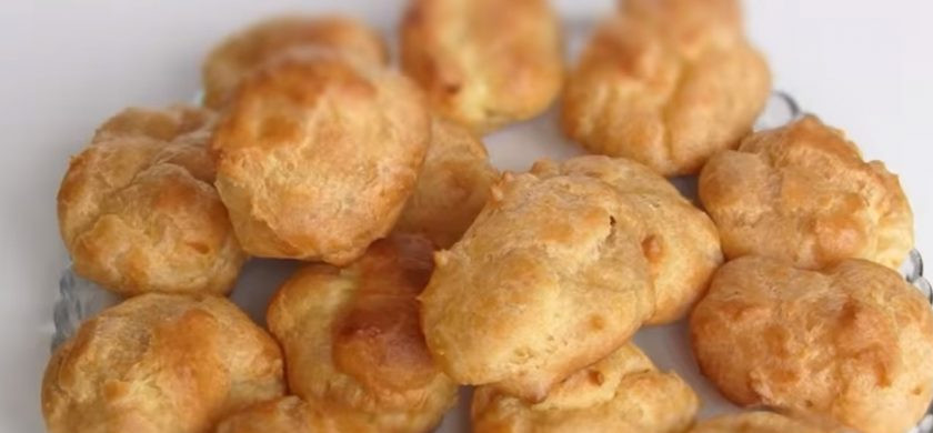 1. Этап. Пирожные заварные (эклеры): 3. Выпекайте пирожные в разогретой до 200 градусов духовке в течение 20 минут, после чего убавьте температуру до 160 градусов и выпекайте пирожные еще 10 минут. Дайте заготовкам остыть.