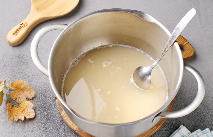 1. Этап. Оладьи Как в школе: Соедините тёплую воду, дрожжи, сахар, соль и яйцо. Перемешайте.