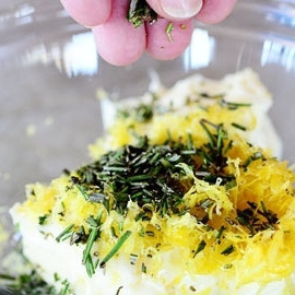 1. Этап. Курица, запеченная с лимоном и розмарином: В миске смешиваем размягченное сливочное масло, лимонную цедру и листики розмарина.