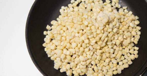 1. Этап. Салат с креветками американский: На разогретой сковороде обжарить зерна кукурузы.