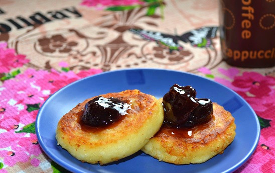 1. Этап. Бабушкины сырники: Подаем сырники к столу с сахарной пудрой, вареньем или сметаной. Приятного чаепития!