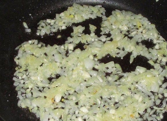 1. Этап. Макароны с грибами и сыром: 3. На сковороду налить немного растительного масла и хорошо разогреть. Использовать можно как оливковое, так и подсолнечное или любое другое масло. Отправить на сковороду лук и чеснок и обжарить до легкого золотистого цвета.