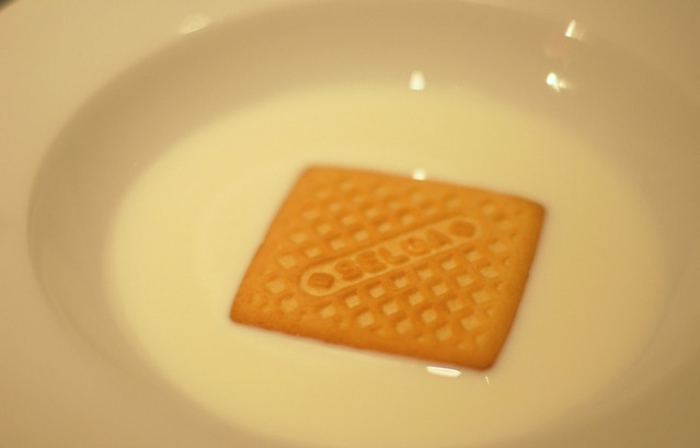 1. Этап. Творожный торт из печенья: В небольшом количестве молока смочите печенье.