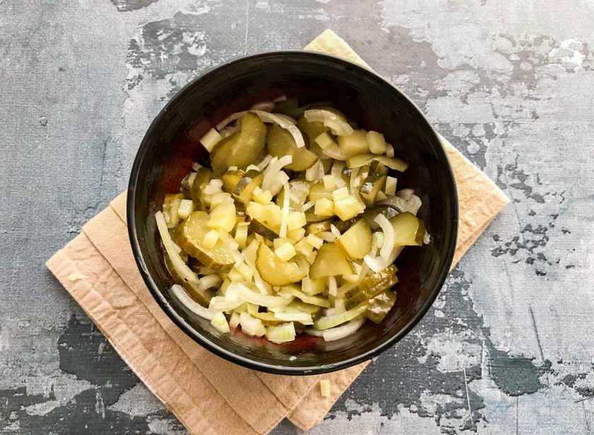 1. Этап. Салат из маринованных огурцов с луком: Посолите, добавьте растительное масло и хорошо перемешайте.