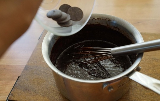 1. Этап. Зеркальная глазурь Гляссаж: 2. Первым делом нужно замочить в воде желатин и оставить набухать минут на 10. В небольшом сотейнике соедините сахар, воду, какао, сливки. Когда сахар полностью растворится, а масса станет однородной, снимите с огня и добавьте шоколад.