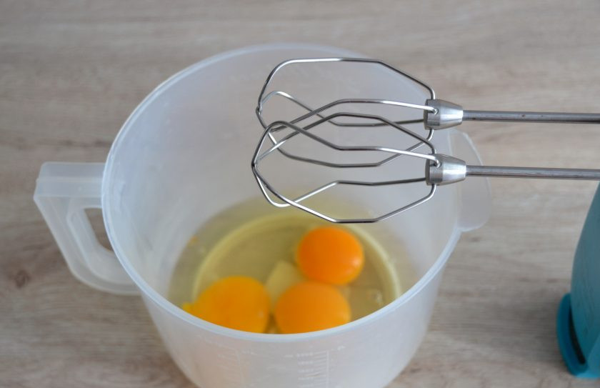 1. Этап. Торт Нежное облако: В емкость для взбивания вбейте яйца, взбейте в пену. Продолжая взбивать, всыпьте постепенно 150 грамм сахара, ванильный сахар. Взбейте с сахаром до пышности.