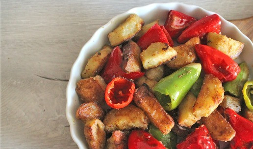 1. Этап. Салат Краски осени: Переложить обжаренные кусочки баклажанов и перца в салатницу.