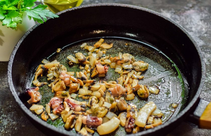 1. Этап. Гнезда с морепродуктами: Разогрейте сковороду, добавьте ложку масла и поджарьте грибы с луком, после добавьте морепродукты и поджарьте еще несколько минут.