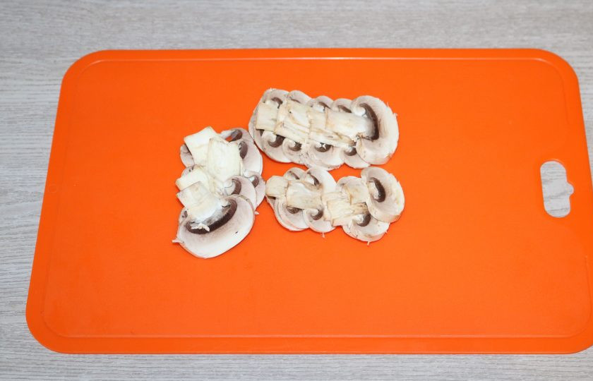 1. Этап. Слоёный салат с жаренными шампиньонами: Шампиньоны помойте, нарежьте.