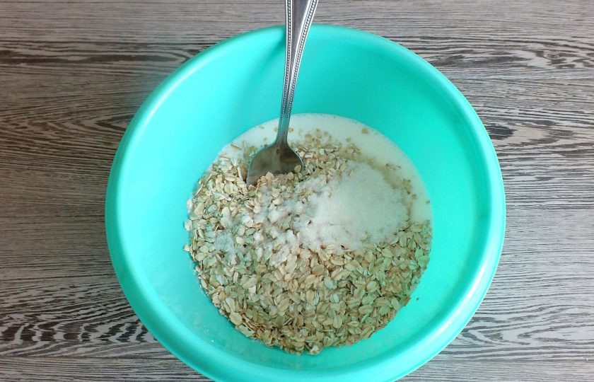 1. Этап. Овсяные вафли с яблоком: В чаше смешайте кефир, сахар и овсянку. Перемешайте, оставьте на 30 минут для набухания.