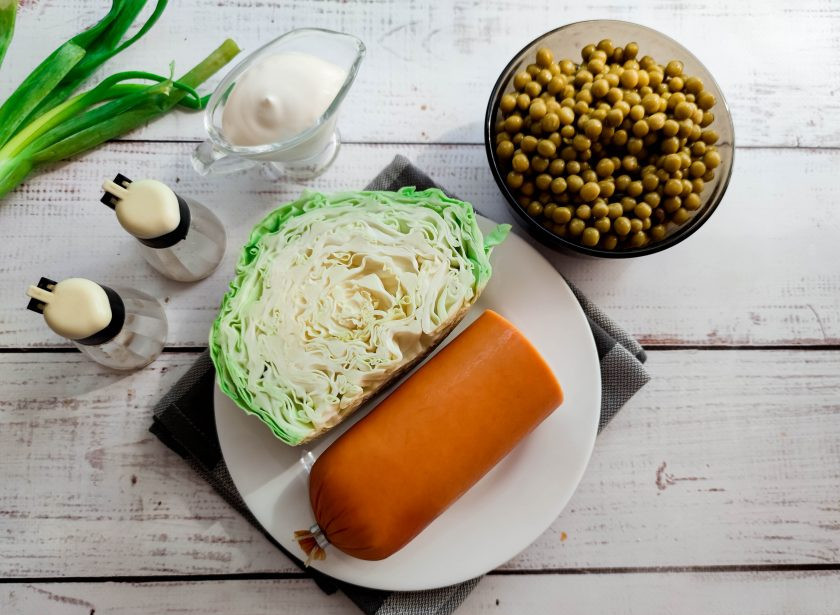 1. Этап. Салат из капусты, горошка и колбасы: Подготовьте все необходимые ингредиенты.