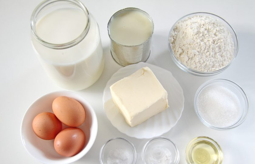 1. Этап. Блинный торт: 1. Подготовьте все необходимые ингредиенты. Сливочное масло заранее размягчите при комнатной температуре.