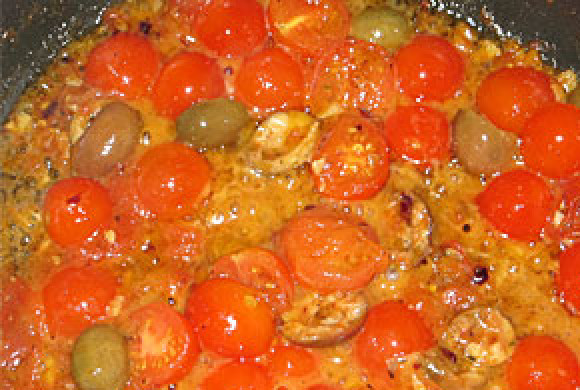 1. Этап. Паста с базиликом: 4. Помидоры лучше отправить в духовку немного запечься. Противень не забудьте смазать маслом или постелить фольгу. В большую кастрюлю налейте немного оливкового масла и отправьте туда чеснок, перец чили и помидоры. Тушите около пяти минут.