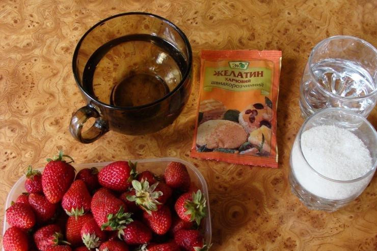 1. Этап. Желе из клубники: 1. Подготовить все ингредиенты. Удалить плодоножки с клубники, промыть и обсушить на бумажных полотенцах. Размягчить желатин в холодной воде. Разложить половину ягод клубники по формочкам или креманкам. Если ягоды большие, их можно разрезать.