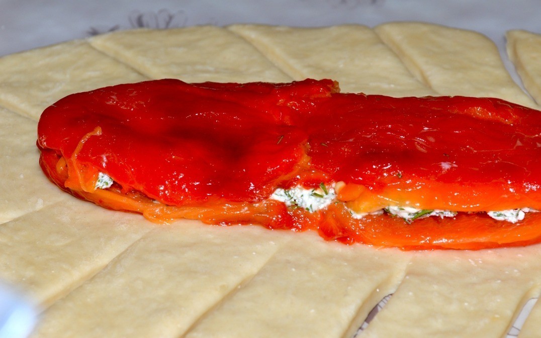 Braid with roasted peppers and feta cheese 1. Stage. Braid with roasted peppers and feta cheese: In the middle put roasted peppers on top of the cheese and dill filling and cover again with peppers.