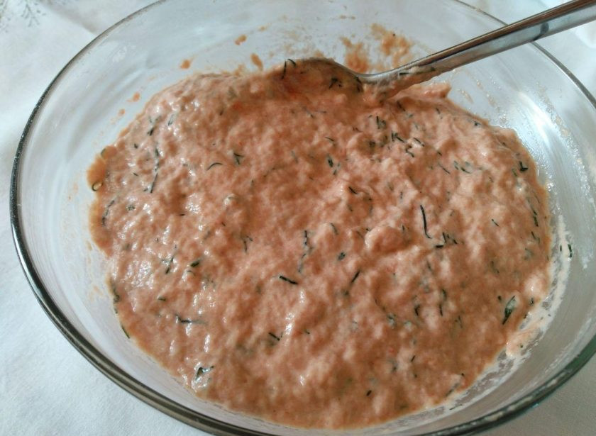 1. Этап. Закусочные томатные панкейки: Тесто необходимо тщательно и быстро перемешать, добившись густой однородной консистенции.