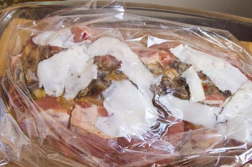 1. Этап. Шейка свиная, запеченная с айвой и грибами: 4. Кладем ее в рукав для запекания, чтобы не высохла сверху ложем несколько кусочков сала, завязываем, делаем несколько проколов вверху рукава, и отправляем в духовку. Минут на 26 при температуре 190 градусов. Затем температуру уменьшаем до 160 градусов. Через 20 минут вытаскиваем, разрезаем рукав, и отправляем вновь в духовку на 20 минут. Постоянно поливаем соком. Выключаем духовку и оставляем там лежать мясо в соке.